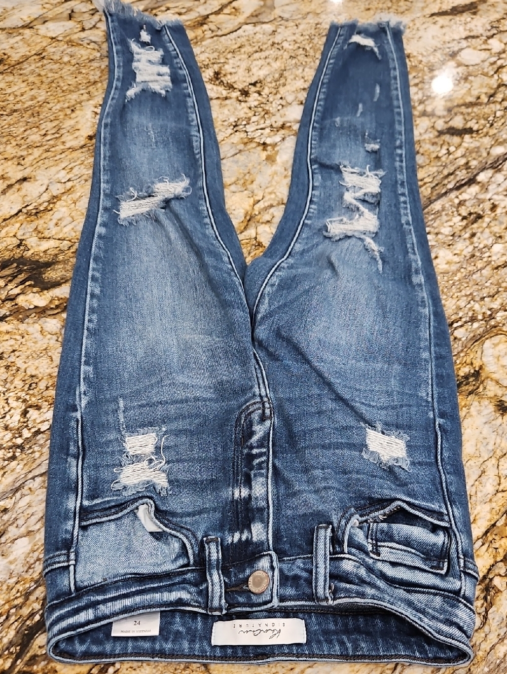 Kan Can Women’s Distressed Blue Skinny Jeans. Size 24 Inseam 25" Rise 8.5"